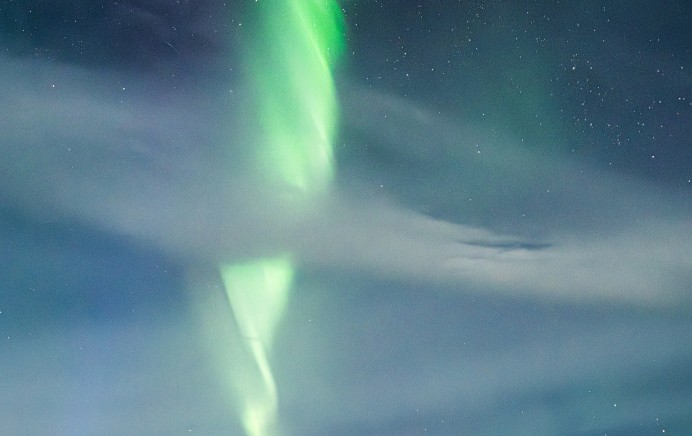 colore verde cielo nube grigia